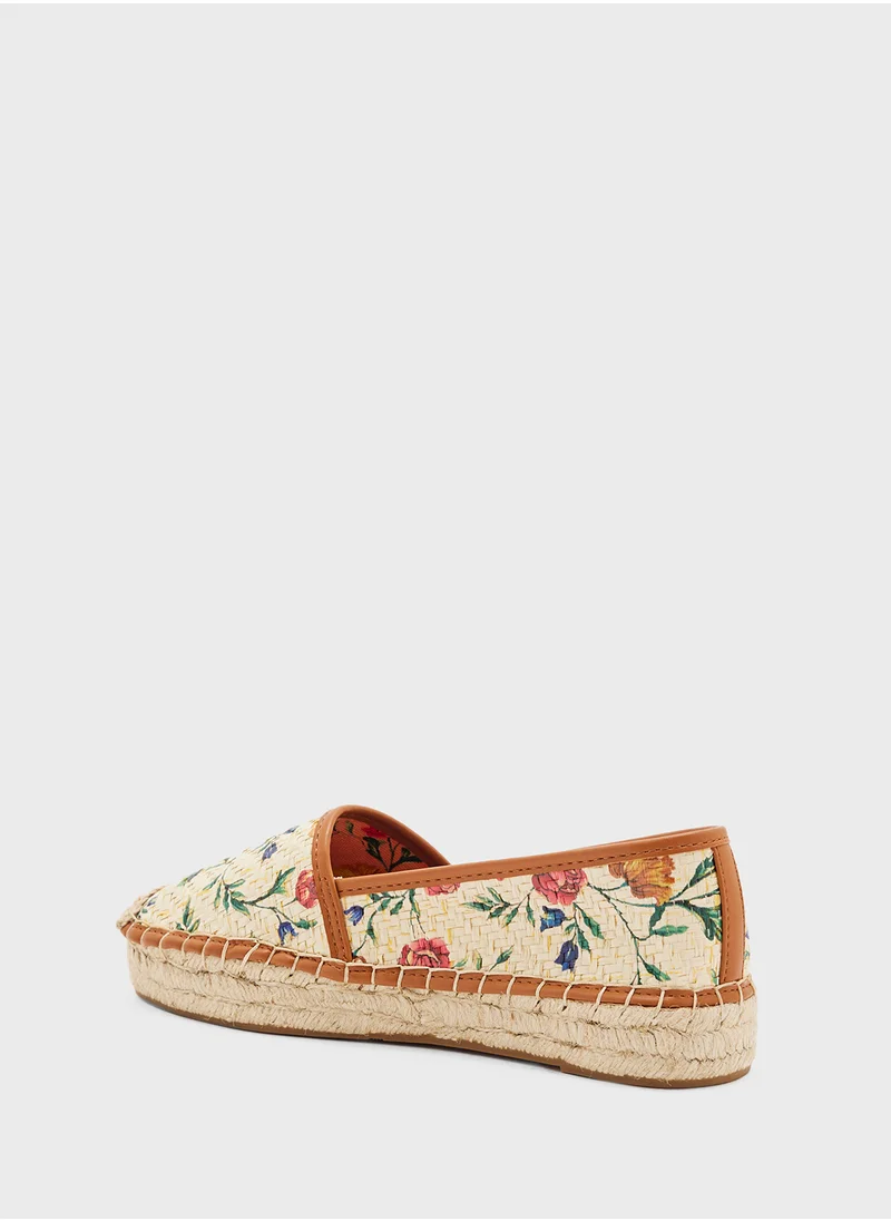 جس Joelyn Flat Espadrilles