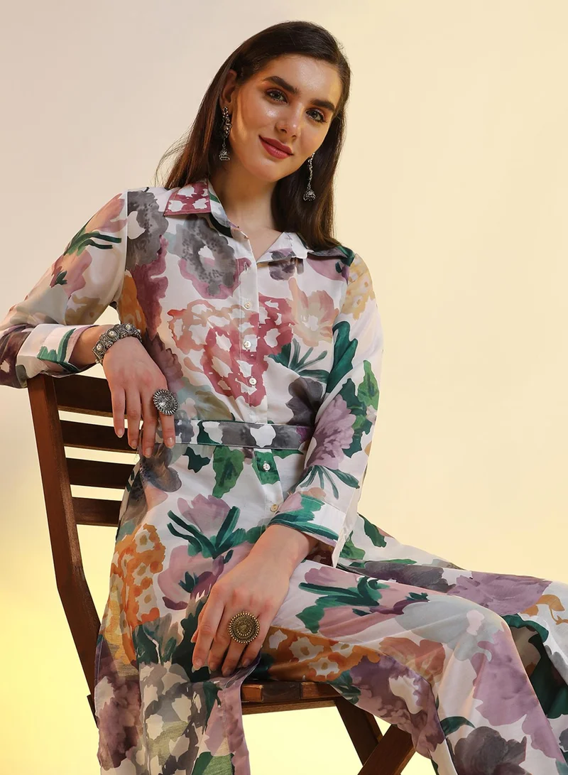  قصة قميص كورتي نسائي أبيض وبنفسجي بنقوش نباتية مع بنطلون للارتداء الكاجوال