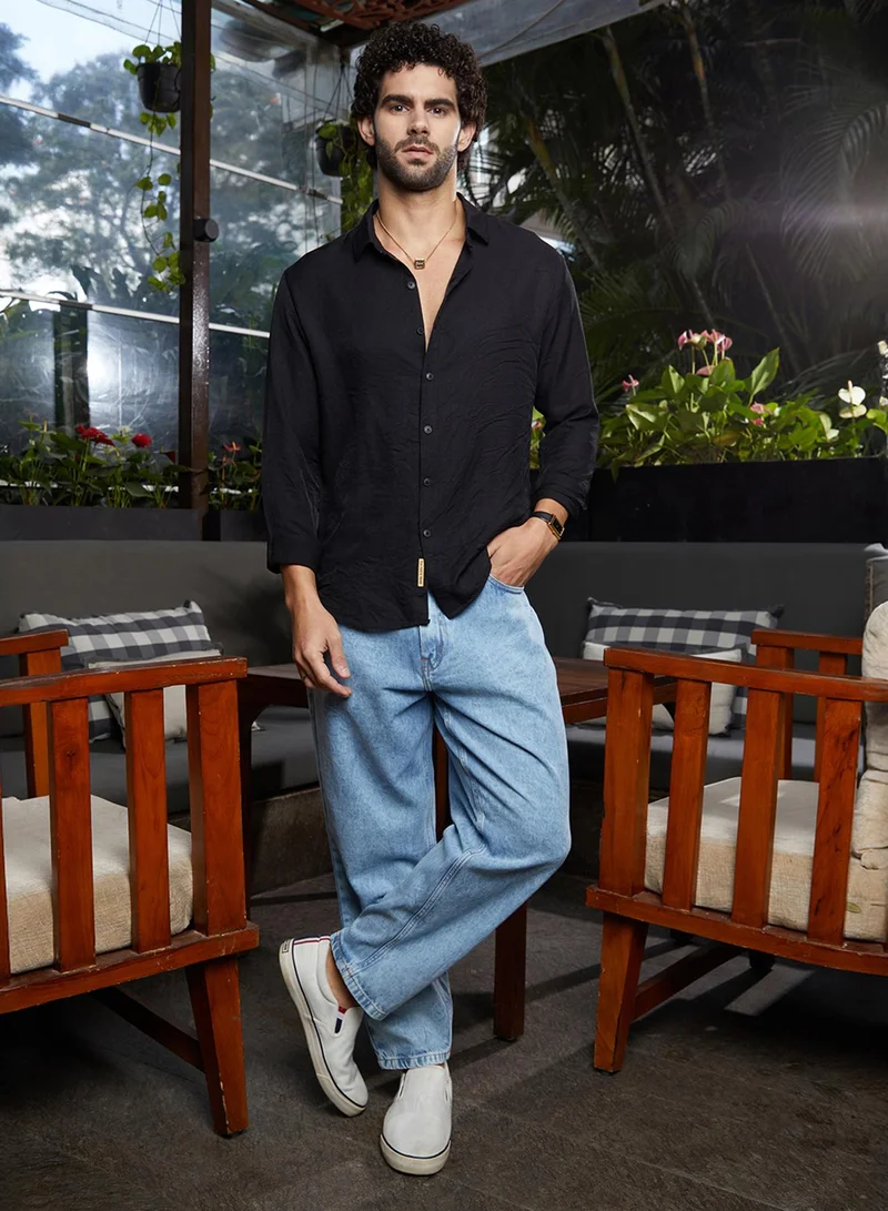 Campus Sutra Campus Sutra Men's Onyx Black Breezy Wrinked Shirt For Casual Wear | Spread Collar | Long Cuffed Sleeves | Button Closure | Shirt Crafted With Comfort Fit For Everyday Wear