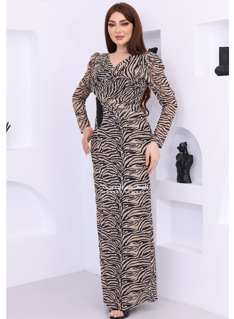 مودرن ديزاين فستان تايجر طويل تميزي بأناقة لا مثيل لها مع فستان طويل من خامة الشيفون الفاخر، بتطريز جانبي أنيق يضيف لمسة فخامة وجاذبية. - Image 3