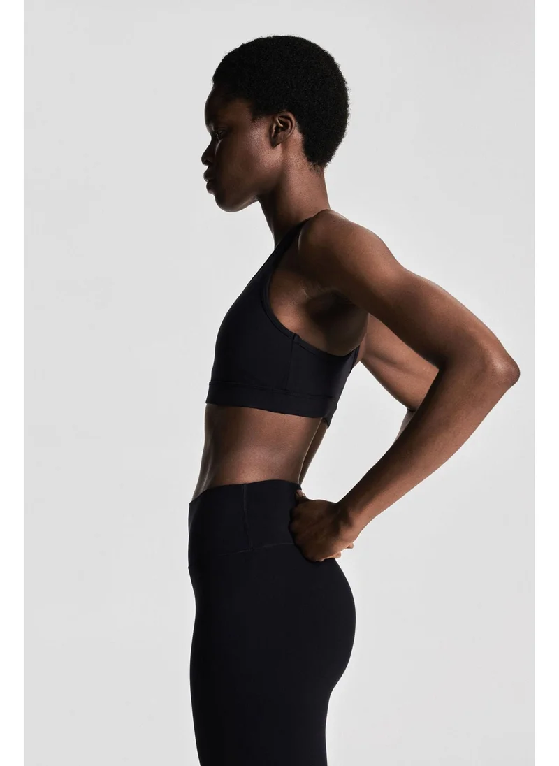 اتش اند ام Medium Support Sports bra with SoftMove™