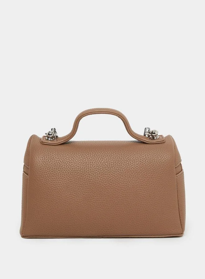 ستايلي شنطة يد بتفاصيل وشاح مُطبع