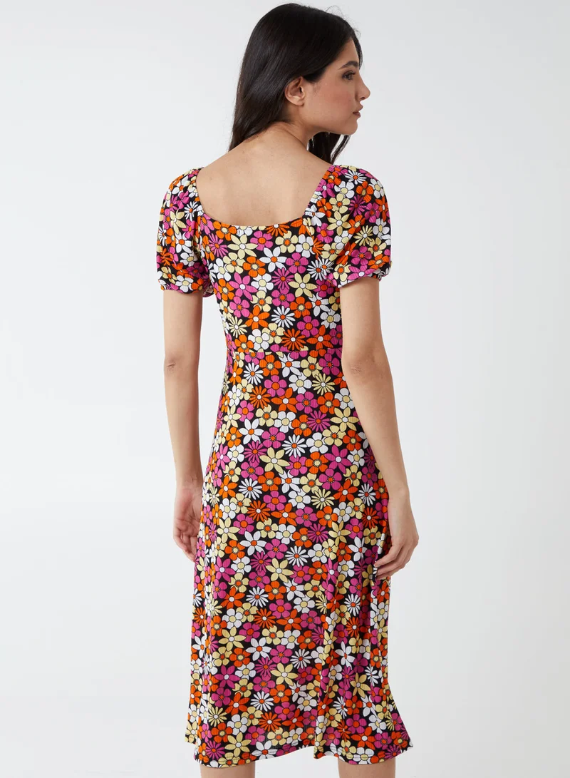 بلو فانيلا فستان ميدي بياقة على شكل حرف  وتفاصيل مكشكشة