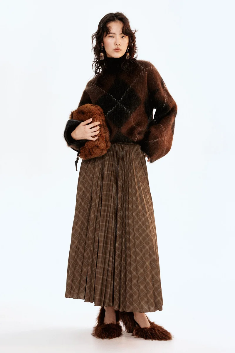 اتش اند ام تنورة دائرية بطيات