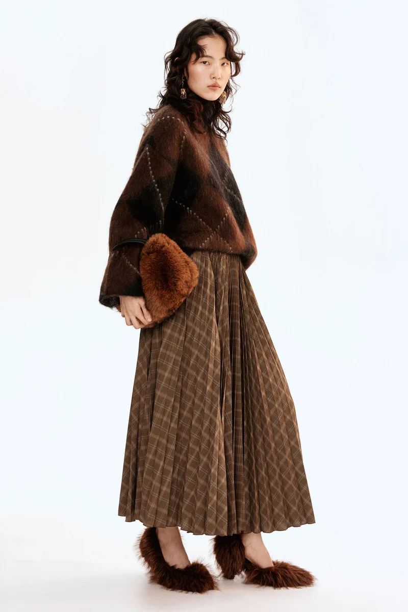 اتش اند ام تنورة دائرية بطيات