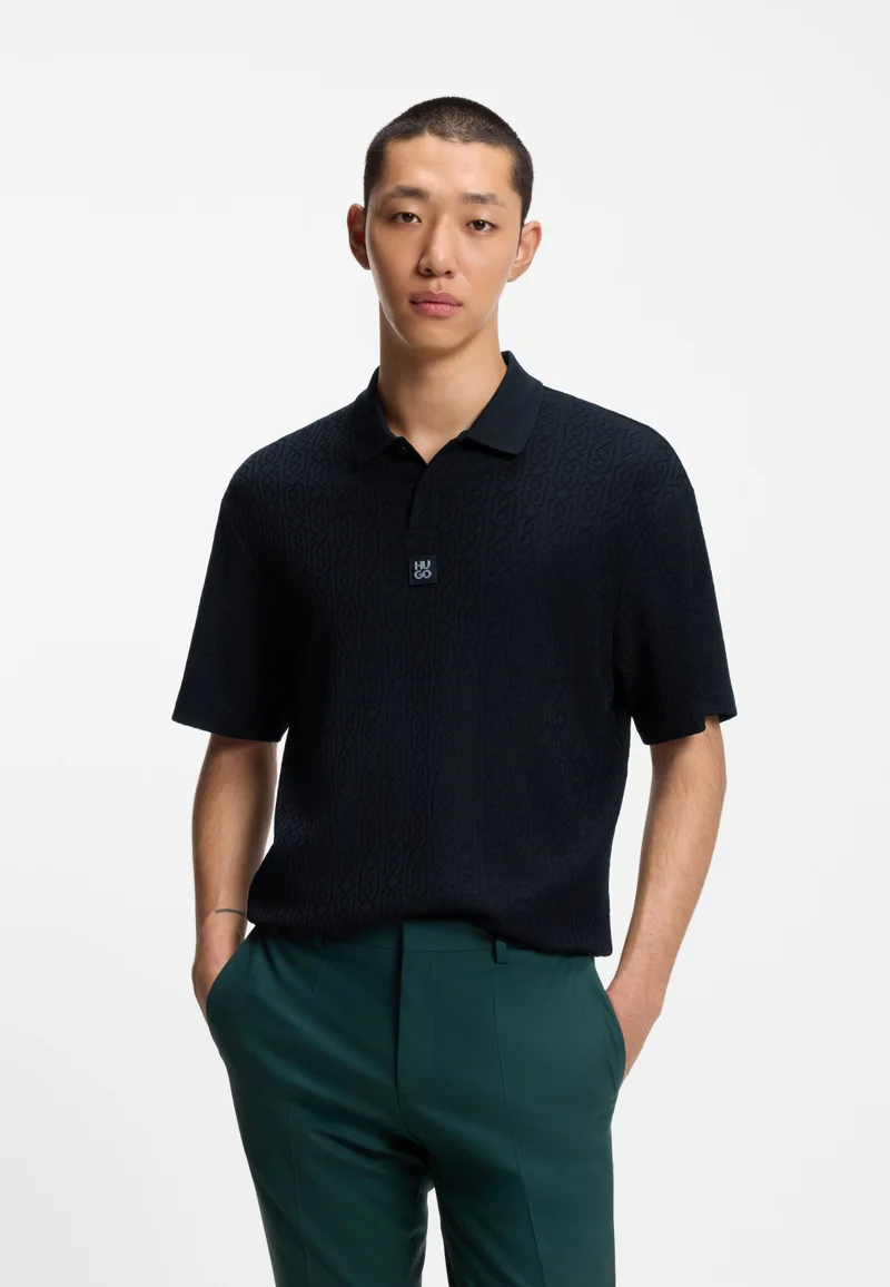 هوجو قميص بولو بقصة مريحة ونقش جاكار