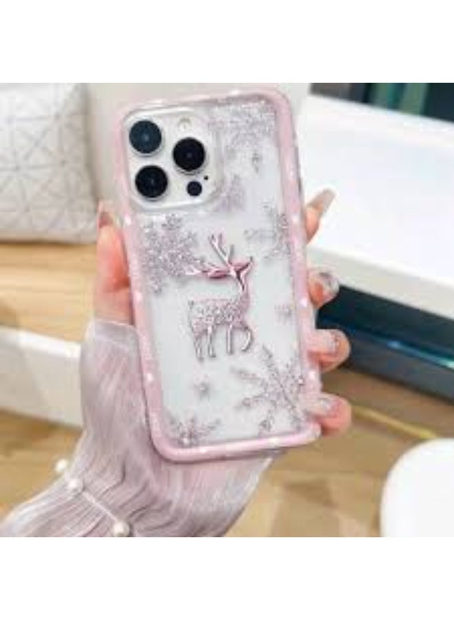 حافظة هاتف بتصميمها الأنيق الذي يتميز بنقوش ندفات الثلج وشكل غزال الرنة اللامع، وهي مصممة خصيصاً لمطابقة أجواء الشتاء والكريسماس متوافق مع ايفون 15 بروماكس