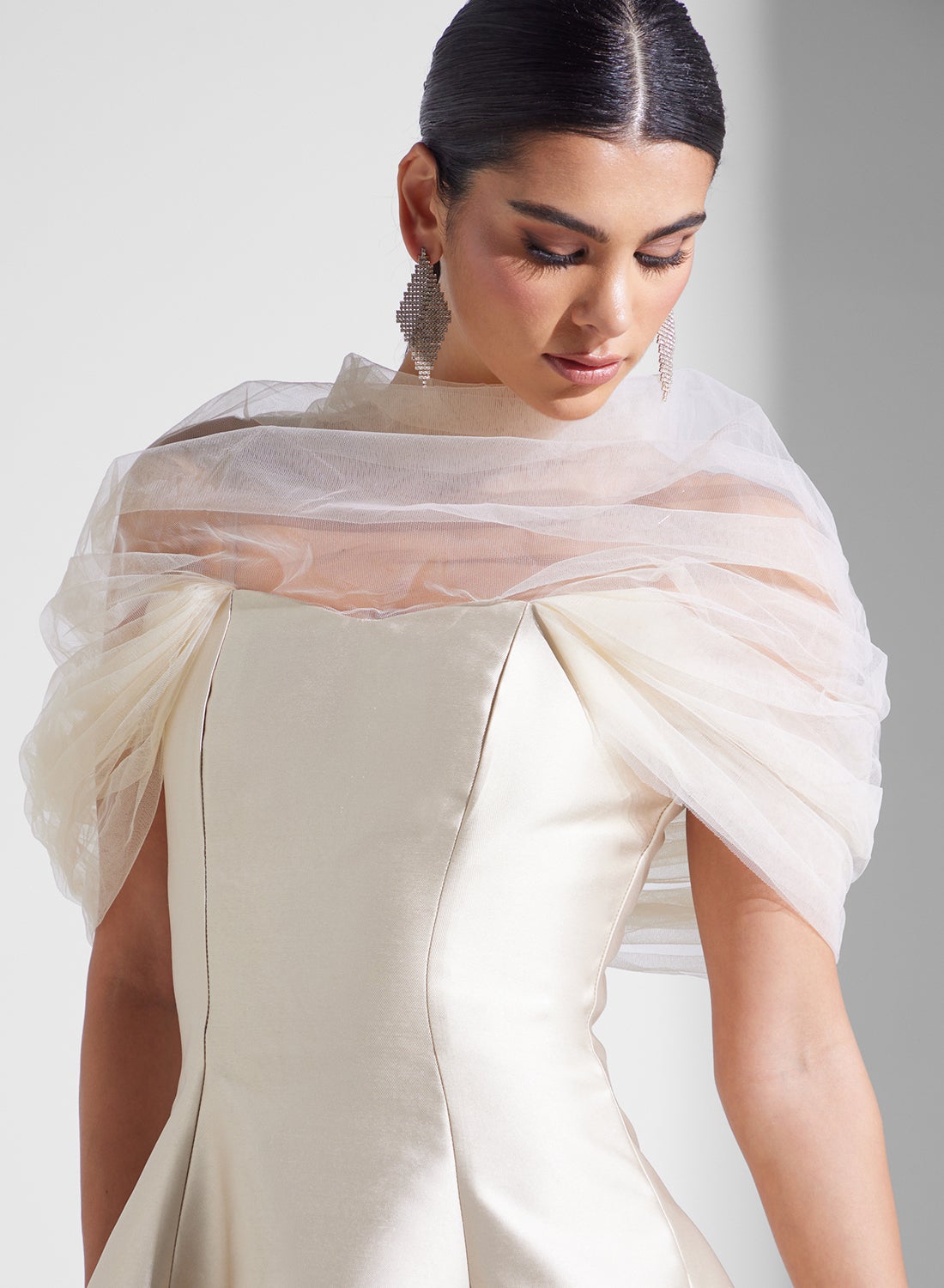 فستان سهرة بأكمام مكشكشة