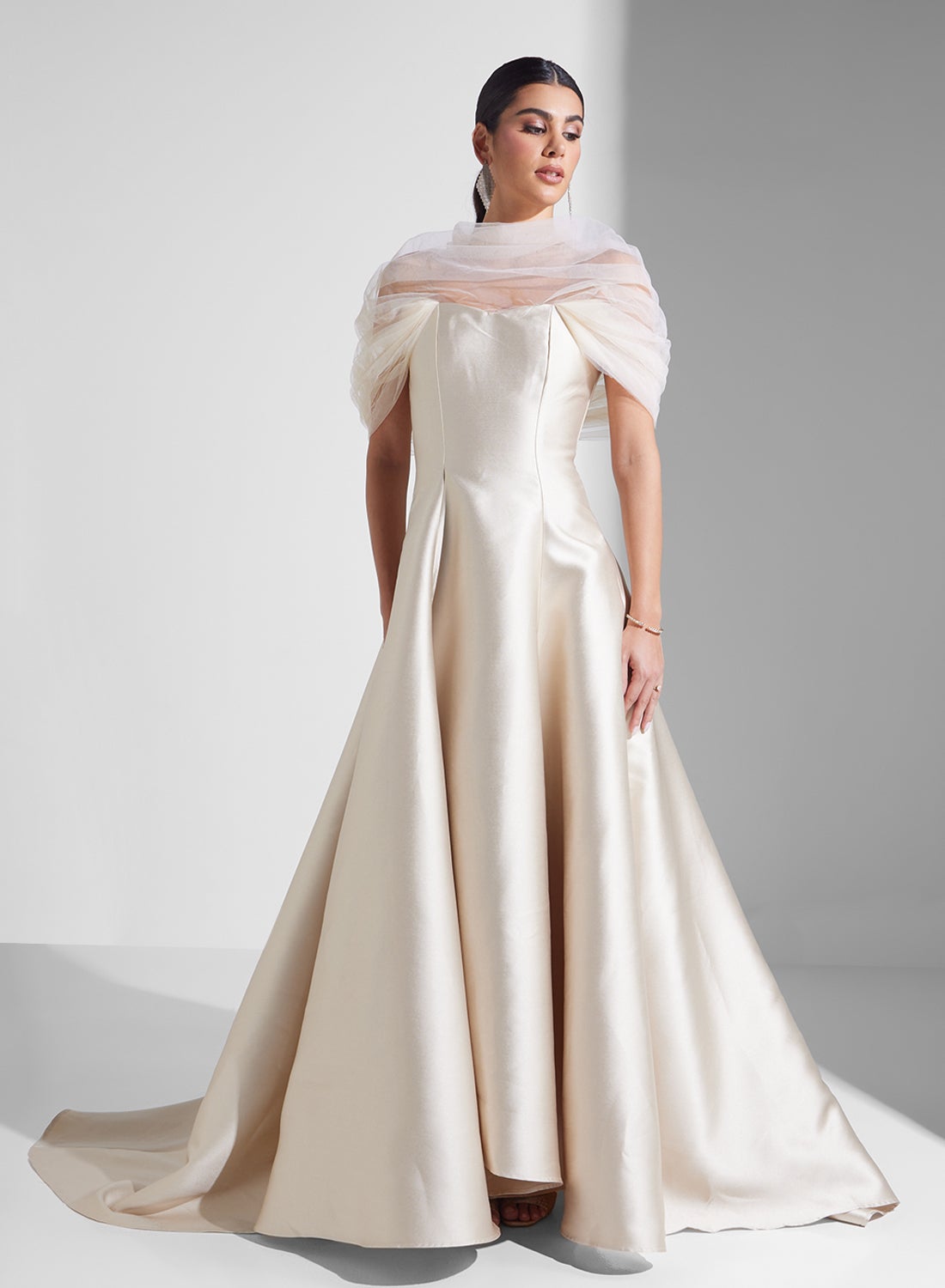 فستان سهرة بأكمام مكشكشة