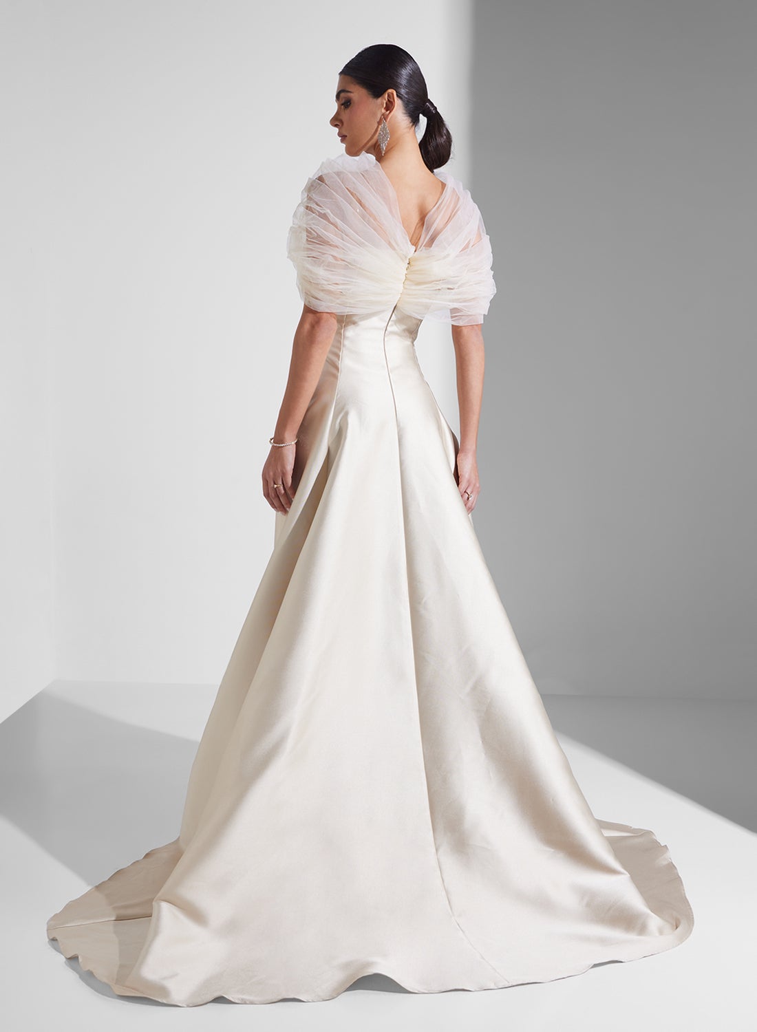 فستان سهرة بأكمام مكشكشة