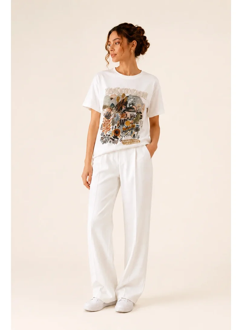 2Trendy Women's Graphic Print T-Shirt with Short Sleeves - White