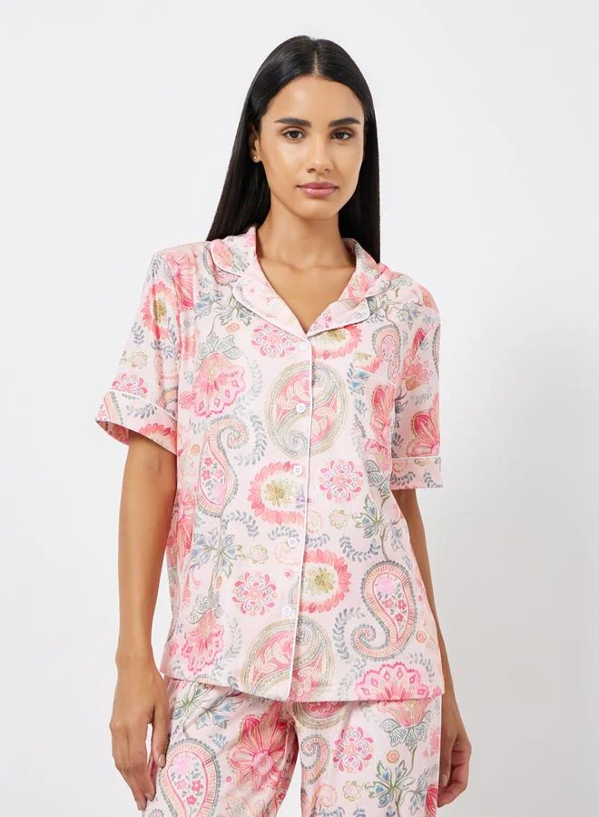 ستايلي طقم بيجامة قميص بأكمام قصيرة وتفاصيل شريط بتصميم بيزلي