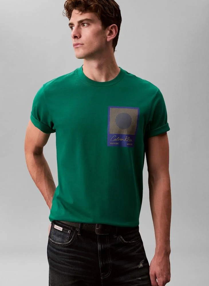 كالفن كلاين تيشيرت بياقة دائرية مزين برسمة