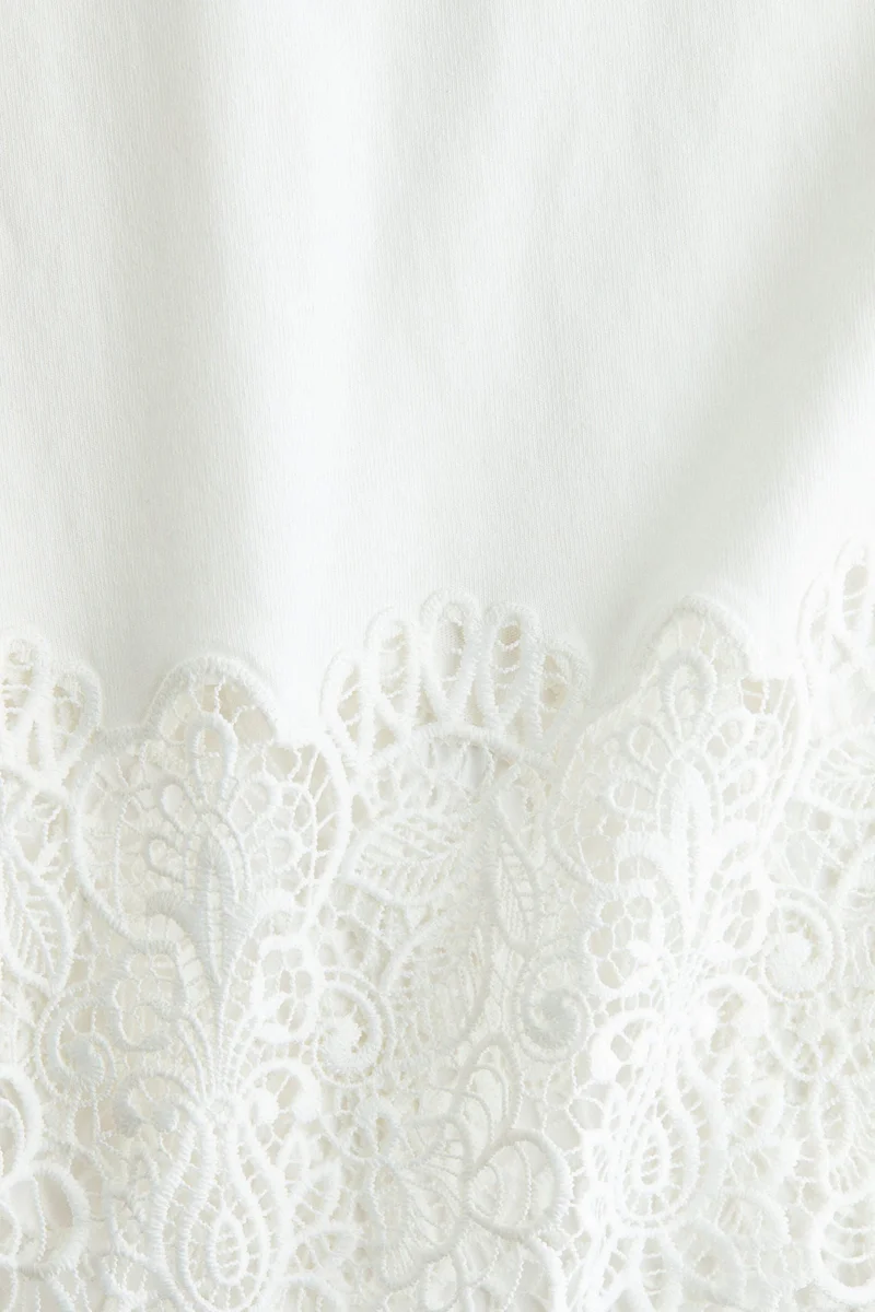 اتش اند ام تي-شيرت بحواف دانتيل