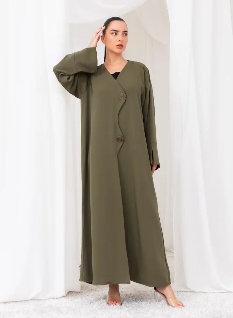 نيكياس تصميم متعرج من الأمام بأزرار معدنية عباية متداخلة قصات على الأكمام مع شيلة متناسقة قماش ناعم وعباية متدفقة