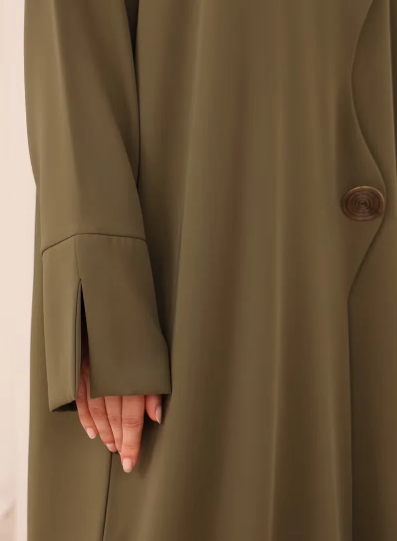 نيكياس تصميم متعرج من الأمام بأزرار معدنية عباية متداخلة قصات على الأكمام مع شيلة متناسقة قماش ناعم وعباية متدفقة