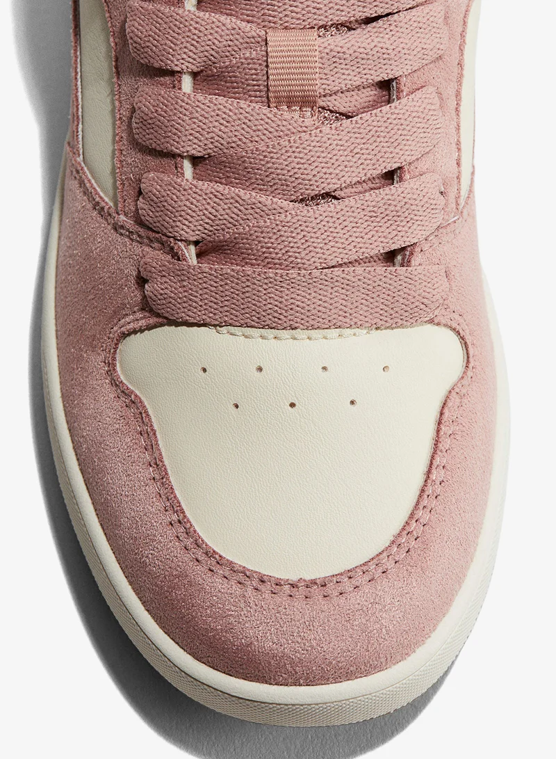 اتش اند ام حذاء رياضي