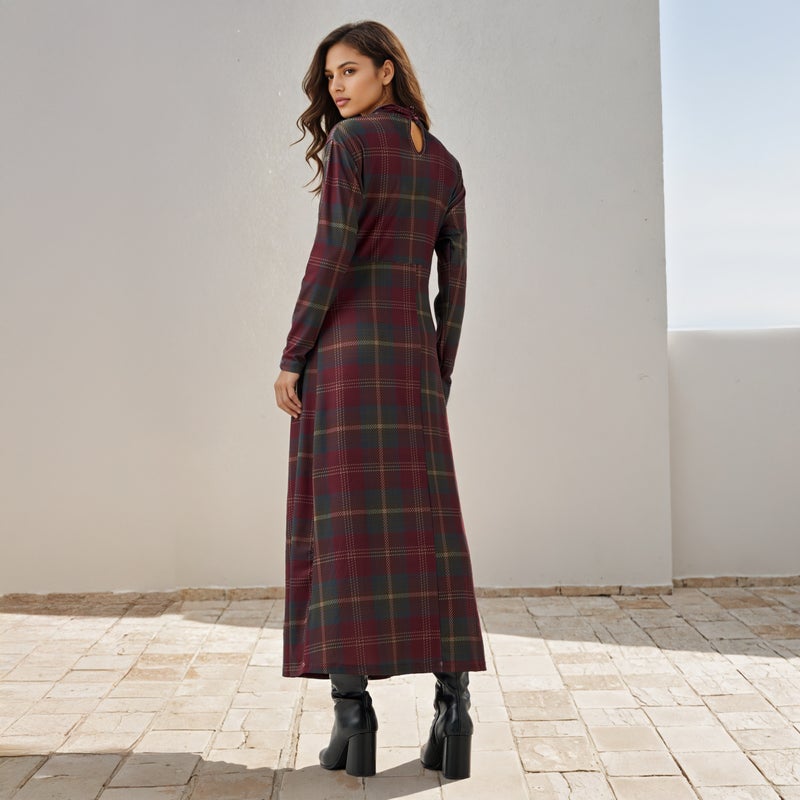 ايكونيك فستان أنيق بياقة عالية وكسرات بنقشة مربعات - Image 4