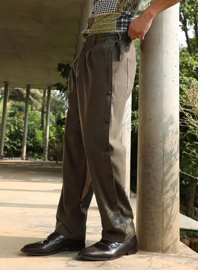 Campus Sutra Men's Army Green Side-Snap Straight Trousers For Casual Wear | Mid-Rise | Straight Fit | Button Closure | Trousers Crafted With Comfort Fit For Everyday Wear