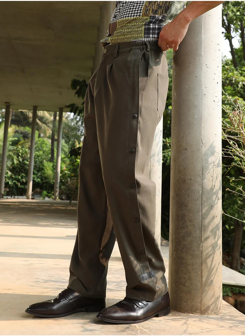كامبوس سوترا Men's Army Green Side-Snap Straight Trousers For Casual Wear | Mid-Rise | Straight Fit | Button Closure | Trousers Crafted With Comfort Fit For Everyday Wear