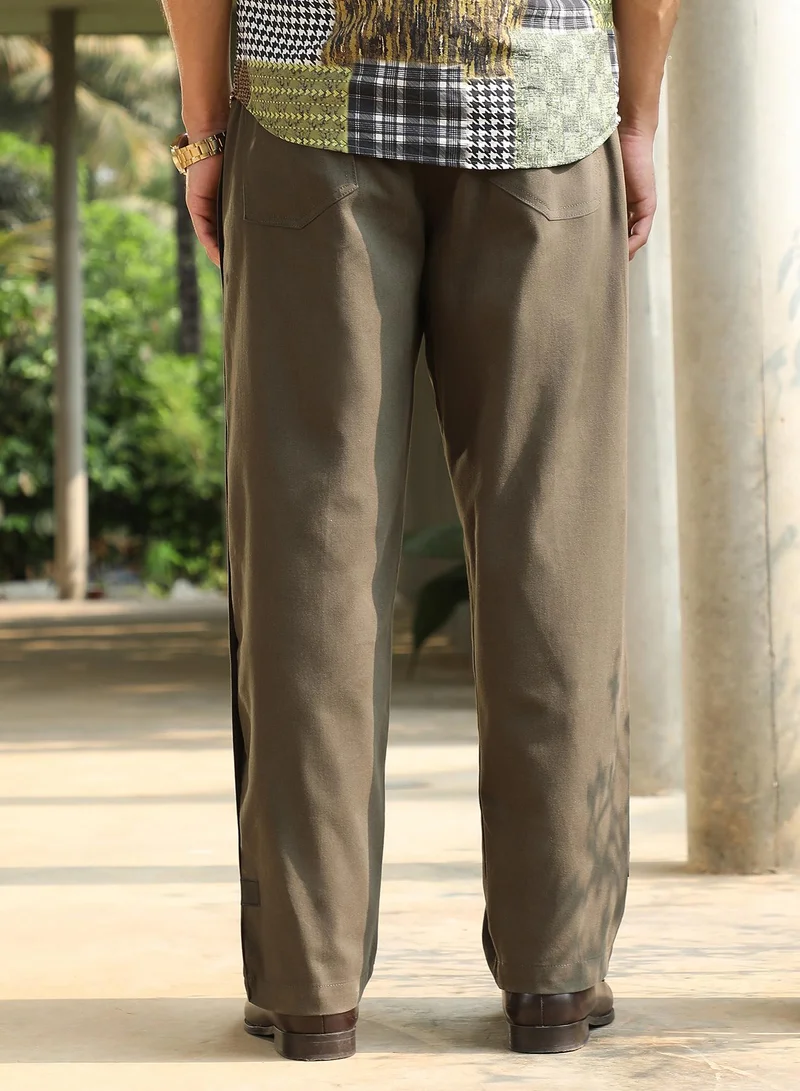 Campus Sutra Men's Army Green Side-Snap Straight Trousers For Casual Wear | Mid-Rise | Straight Fit | Button Closure | Trousers Crafted With Comfort Fit For Everyday Wear