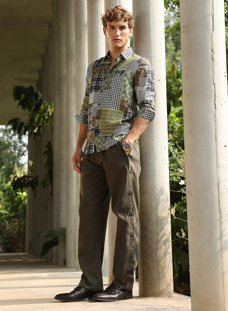 Campus Sutra Men's Army Green Side-Snap Straight Trousers For Casual Wear | Mid-Rise | Straight Fit | Button Closure | Trousers Crafted With Comfort Fit For Everyday Wear