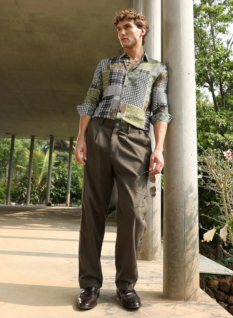 Campus Sutra Men's Army Green Side-Snap Straight Trousers For Casual Wear | Mid-Rise | Straight Fit | Button Closure | Trousers Crafted With Comfort Fit For Everyday Wear