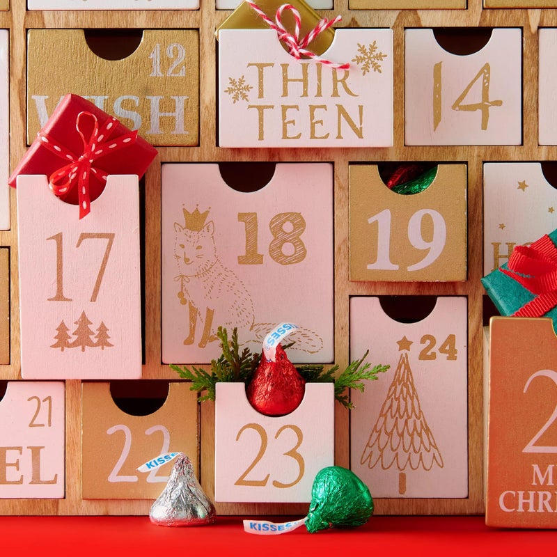 قبلات العطلة من الشوكولاتة بالحليب بألوان عيد الميلاد، 1 رطل كيس بالجملة (حوالي 95 قطعة) - مغلفة بورق أحمر، أخضر، وفضي للشوكولاتة لحفلات العطلة، هدايا الجوارب، أطباق الحلوى، والخبز - Image 4