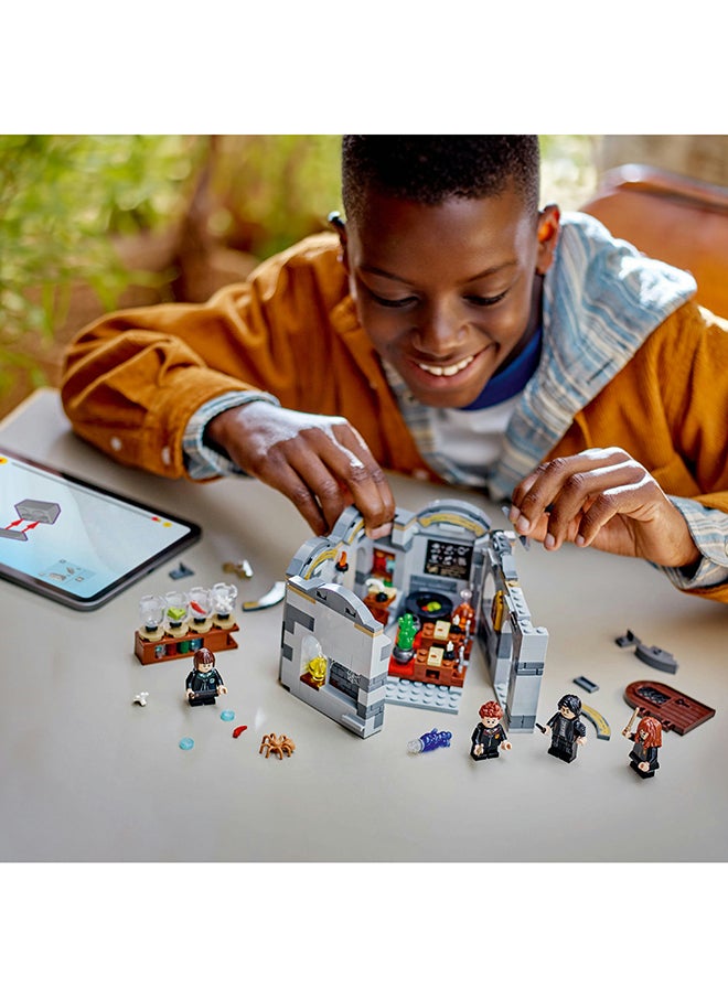 LEGO Harry Potter Hogwarts Castle: Potions Class Playset, Buildable Classroom, Wizard Toy For Kids, Magical Gift Idea For Girls, Boys And Any Fan Aged 8 Plus 76431 (397 Pieces)  - Image 4