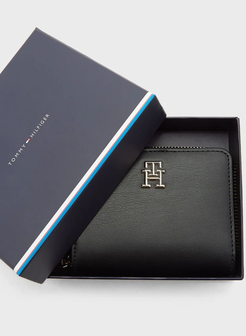 TOMMY HILFIGER Chic Medium Zip Around Wallet
