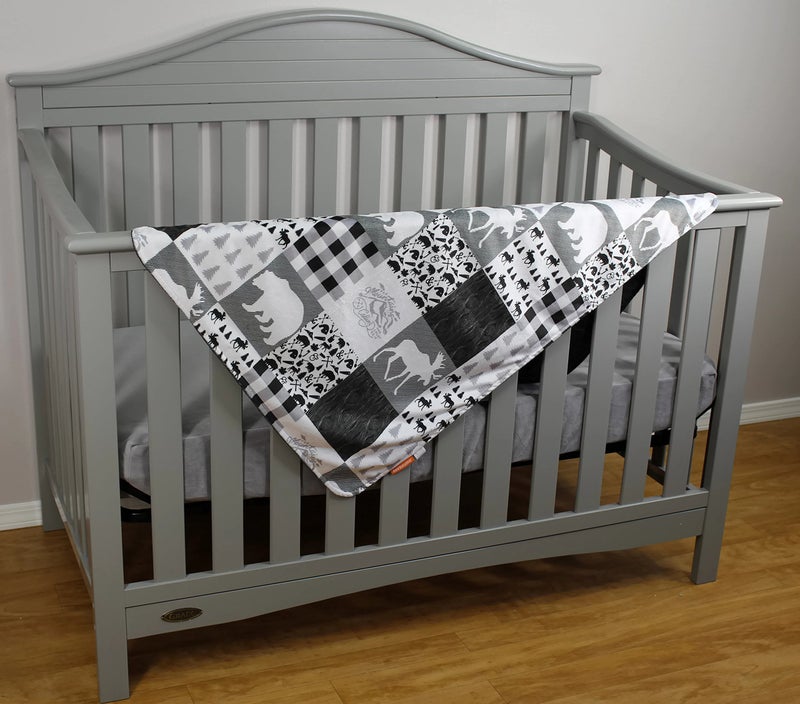 Dear Baby Gear بطانية دير بيبي جير الفاخرة للأطفال - قابلة للعكس، هدايا للمولودين الجدد والفتيات والفتيان - نمط مربعات، دببة، مووس، جبال، قماش خشبي مزيف - خشب أسود - 40" × 30" - Image 3