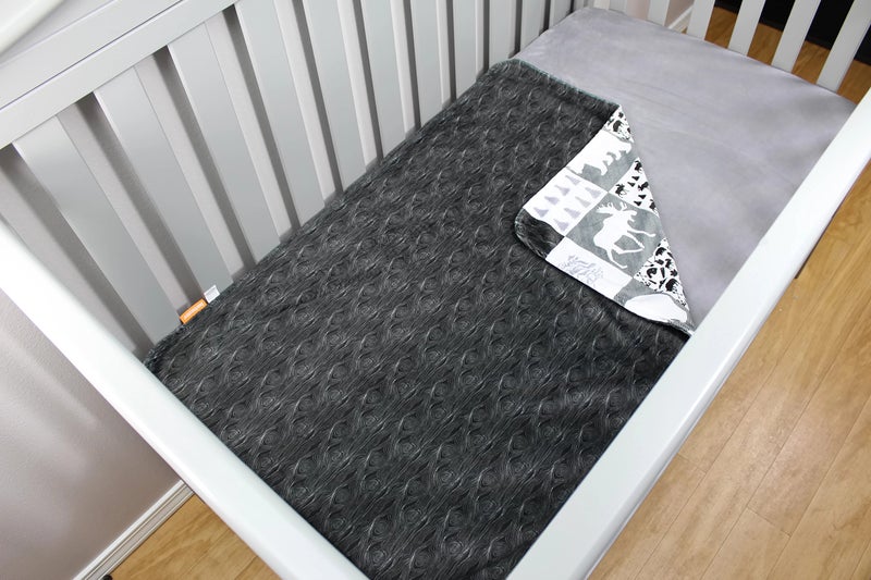 Dear Baby Gear بطانية دير بيبي جير الفاخرة للأطفال - قابلة للعكس، هدايا للمولودين الجدد والفتيات والفتيان - نمط مربعات، دببة، مووس، جبال، قماش خشبي مزيف - خشب أسود - 40" × 30" - Image 5