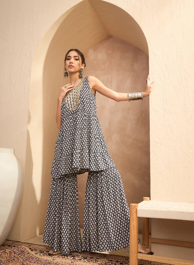 ساسافراس مجموعة كورتا وسروال شارارا مطبوعة ومطرزة باللون الأسود من ساسافراس