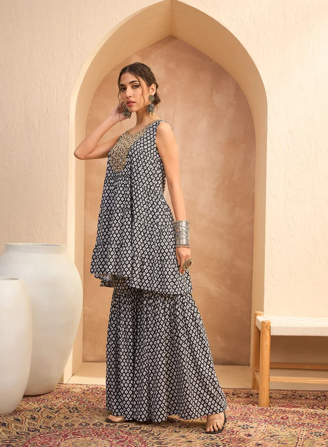 ساسافراس مجموعة كورتا وسروال شارارا مطبوعة ومطرزة باللون الأسود من ساسافراس
