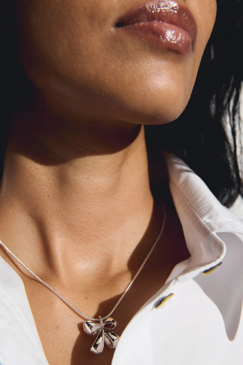 اتش اند ام قلادة بحلية فيونكة