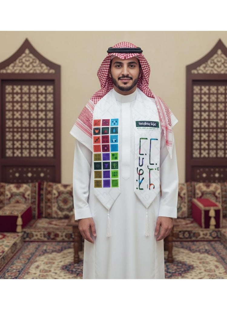 هدايا تذكارية عربية وشاح اليوم الوطني السعودي، من قماش الساتان الأبيض بنقوش تقليدية ملونة وخط عربي، عزّنا بطبعنا – شال احتفالي بشرابات للرجال والنساء، تصميم تراثي لرؤية 2030 - Image 2