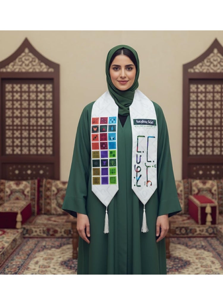 هدايا تذكارية عربية وشاح اليوم الوطني السعودي، من قماش الساتان الأبيض بنقوش تقليدية ملونة وخط عربي، عزّنا بطبعنا – شال احتفالي بشرابات للرجال والنساء، تصميم تراثي لرؤية 2030 - Image 3