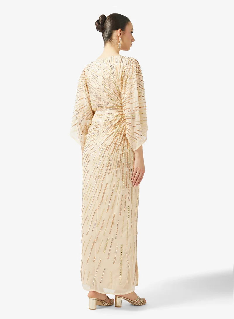 اميليا روز فستان بفتحة جانبية مزين بالترتر