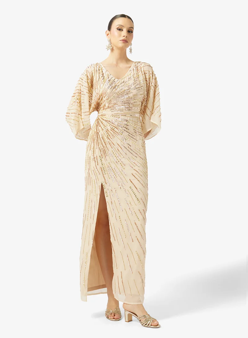 اميليا روز فستان بفتحة جانبية مزين بالترتر