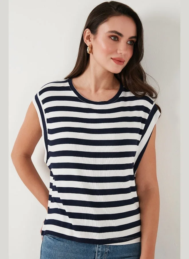 ليلا تي شيرت نسائي ليلا مقاس كبير مخطط بياقة دائرية