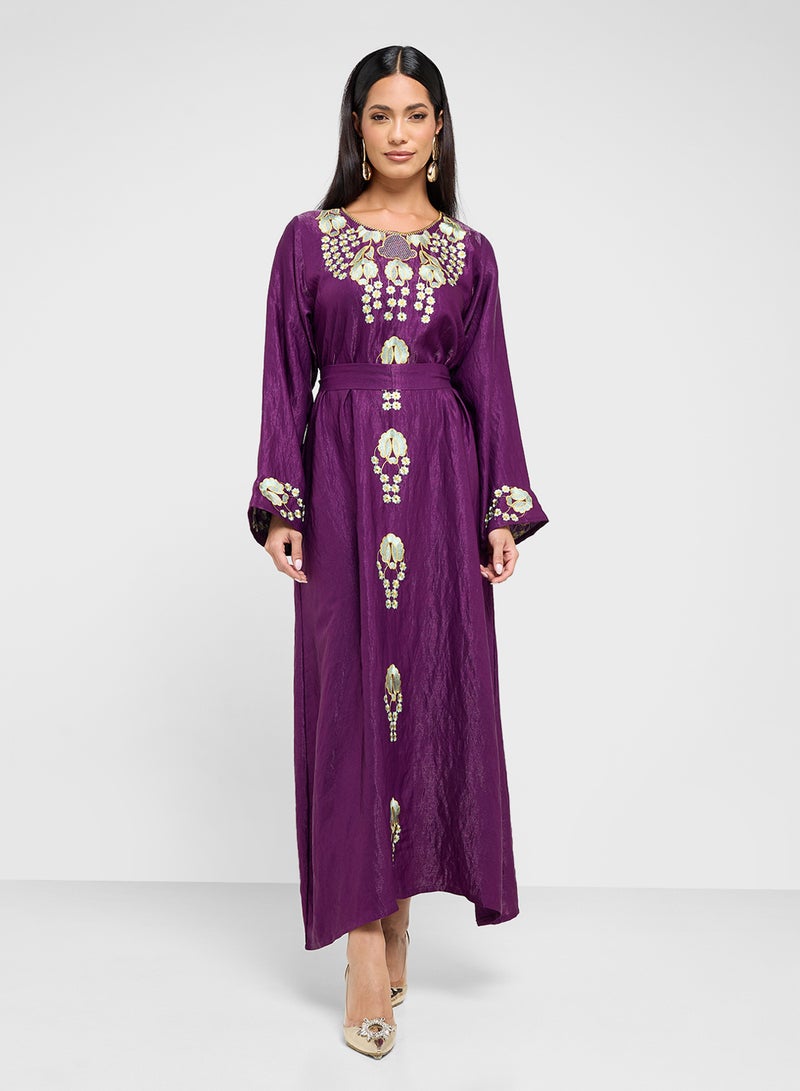 هيا كلوزيت عباية مطرزة بياقة دائرية وأكمام مستقيمة - Image 4