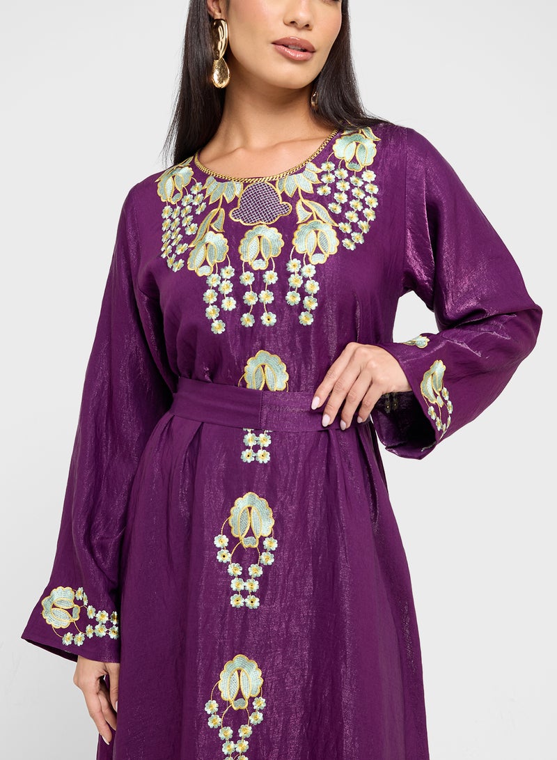 هيا كلوزيت عباية مطرزة بياقة دائرية وأكمام مستقيمة - Image 3