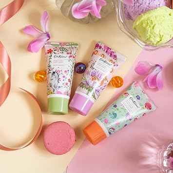 Cath Kidston مجموعة كاث كيدستون لمرطب اليدين 3 × 30 مل معطر وم infused بزيوت أساسية زبدة الشيا بحجم الجيب والسفر ونباتي وخالي من القسوة هدية جمال لها مجموعة كرنفال باريد - Image 2