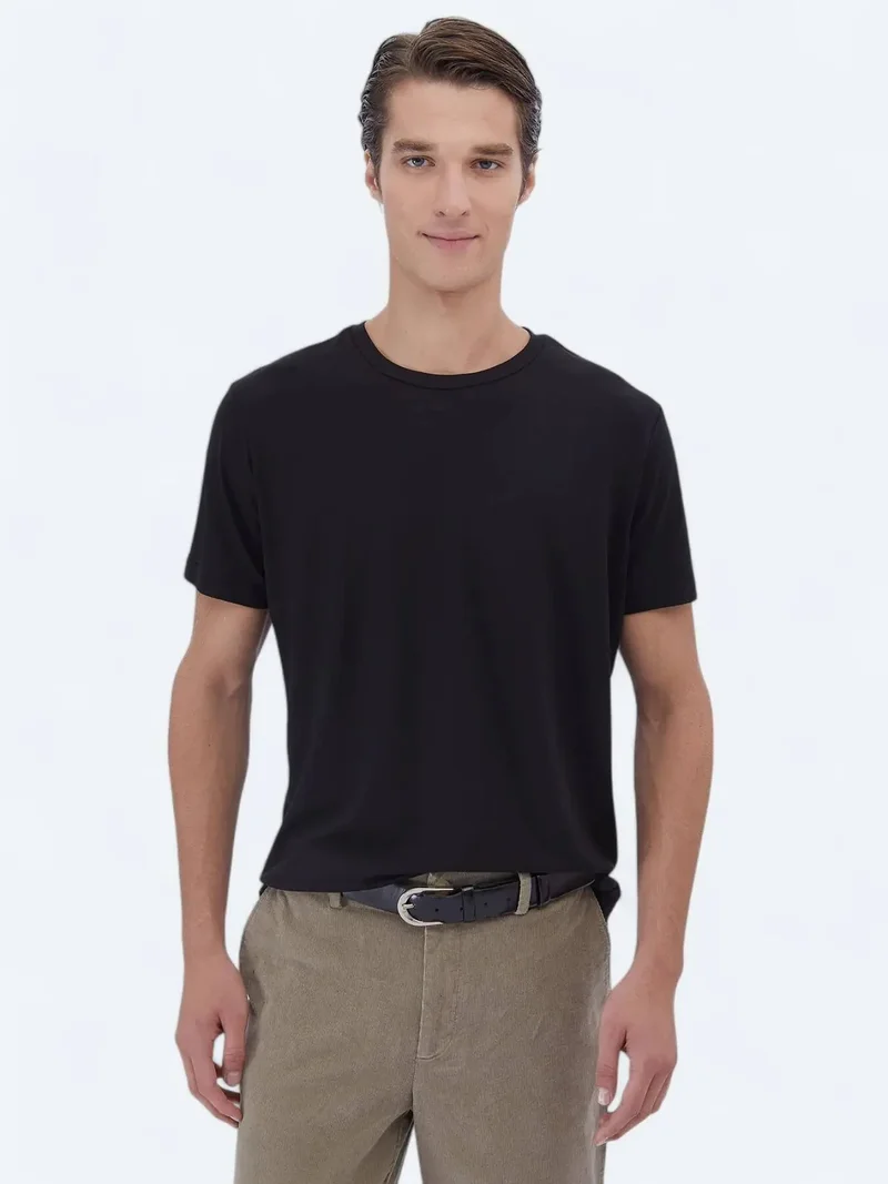 كيب تيشيرت أسود برقبة دائرية مصنوع من مزيج القطن