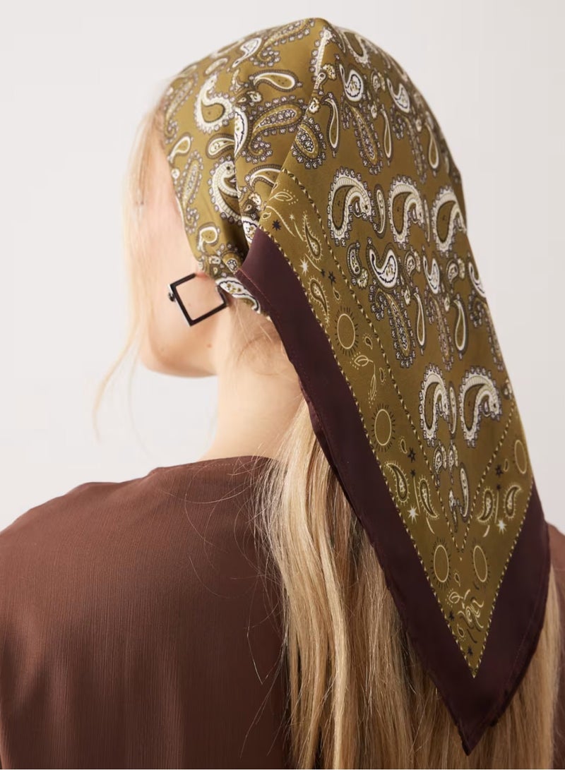 آيسوس ديزاين وشاح رأس مطبوع عليه صورة باندانا من تصميم ASOS باللونين الأخضر والشوكولاتة - Image 2