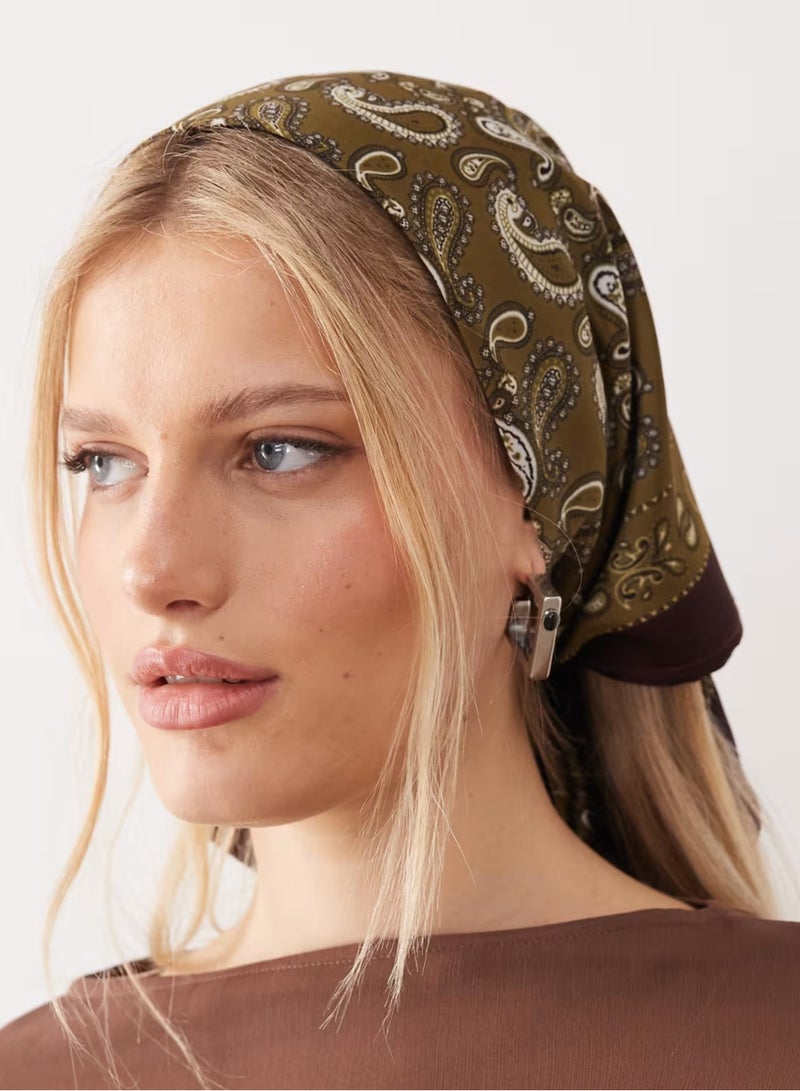 آيسوس ديزاين وشاح رأس مطبوع عليه صورة باندانا من تصميم ASOS باللونين الأخضر والشوكولاتة - Image 1