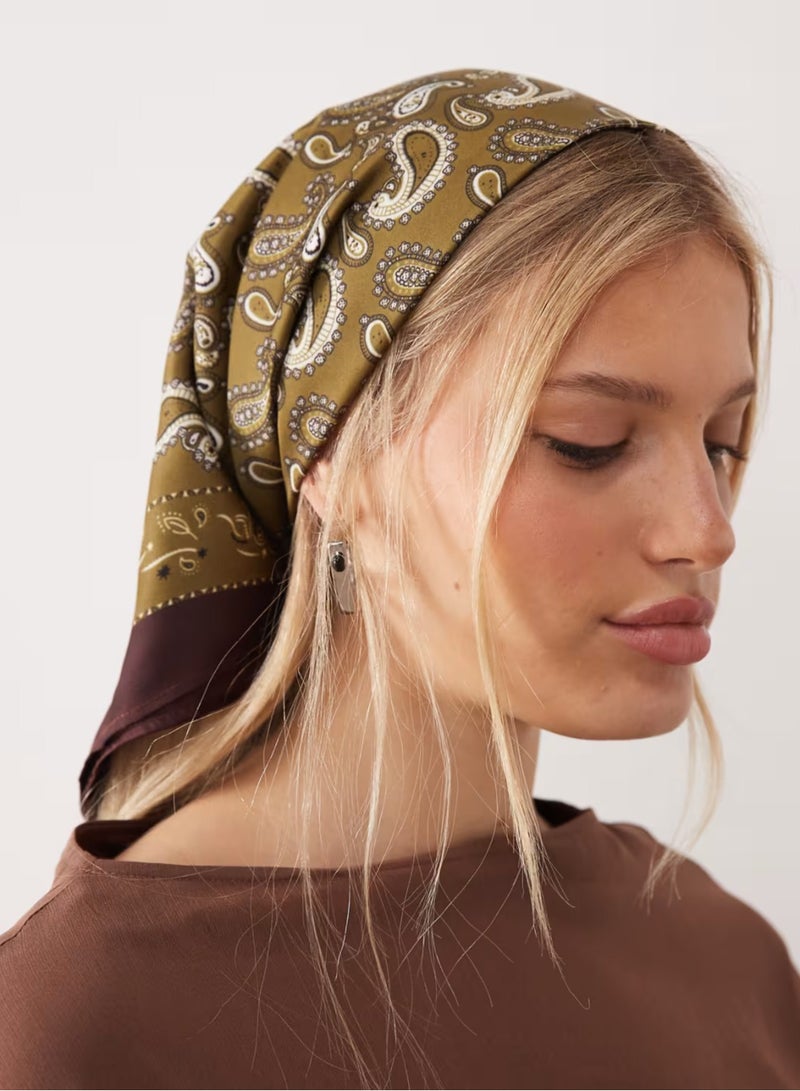 آيسوس ديزاين وشاح رأس مطبوع عليه صورة باندانا من تصميم ASOS باللونين الأخضر والشوكولاتة - Image 3