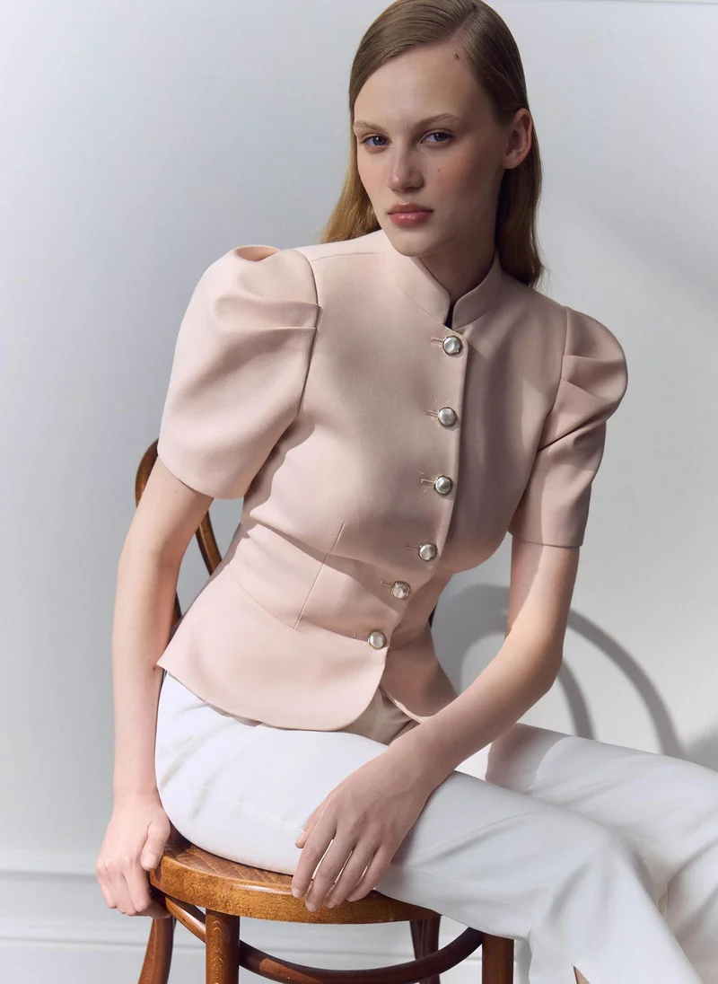 Single-breasted jacket with voluminous short sleeves and a peplum