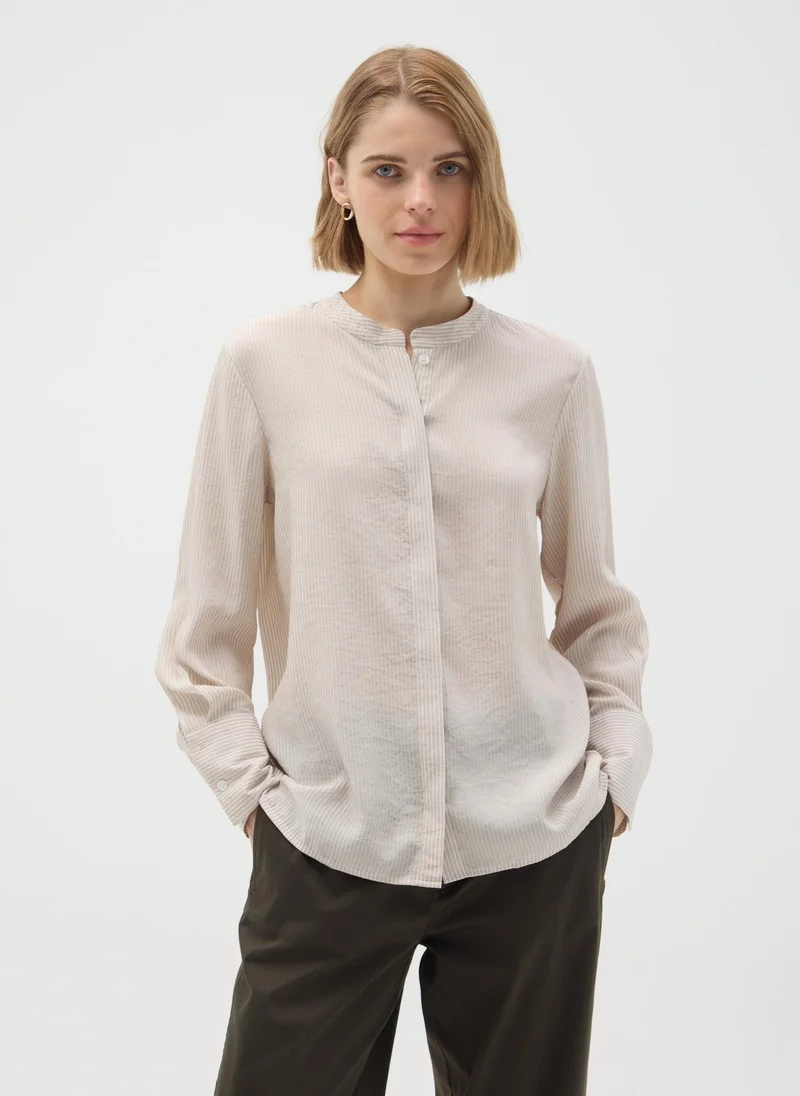 او في اس قميص بقصة عادية من مزيج الفيسكوز متعدد الألوان