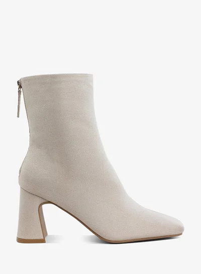 لندن راج حذاء للكاحل من الألياف الدقيقة بمقدمة مربعة باللون البيج